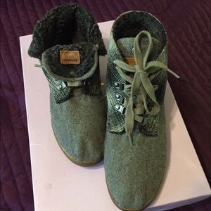 Toms grey and plaid botas (booties)
